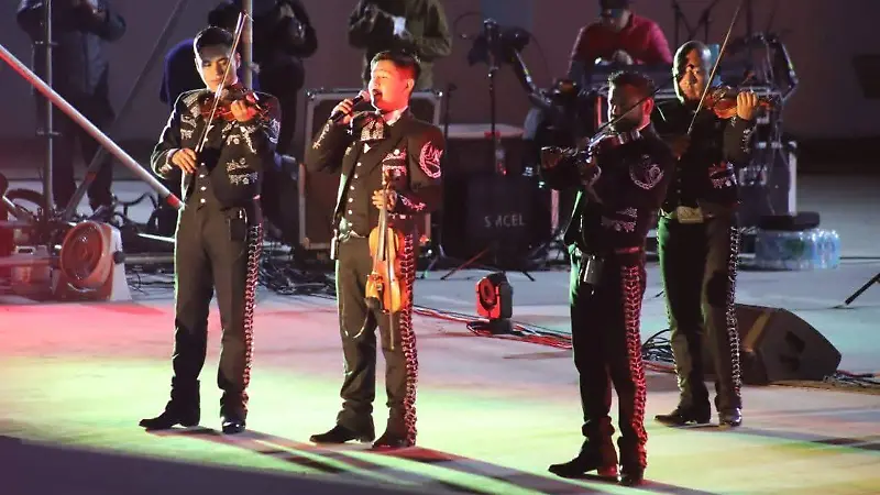 El Mariachi Cortazar inició el concierto.
